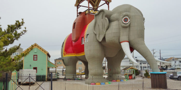 Lucy, the elephant shaped Airbnb