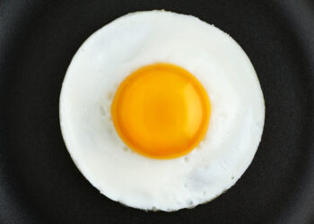 Using an ice cube is best for steaming a perfectly round egg