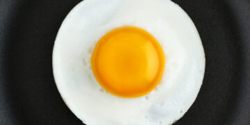 Using an ice cube is best for steaming a perfectly round egg